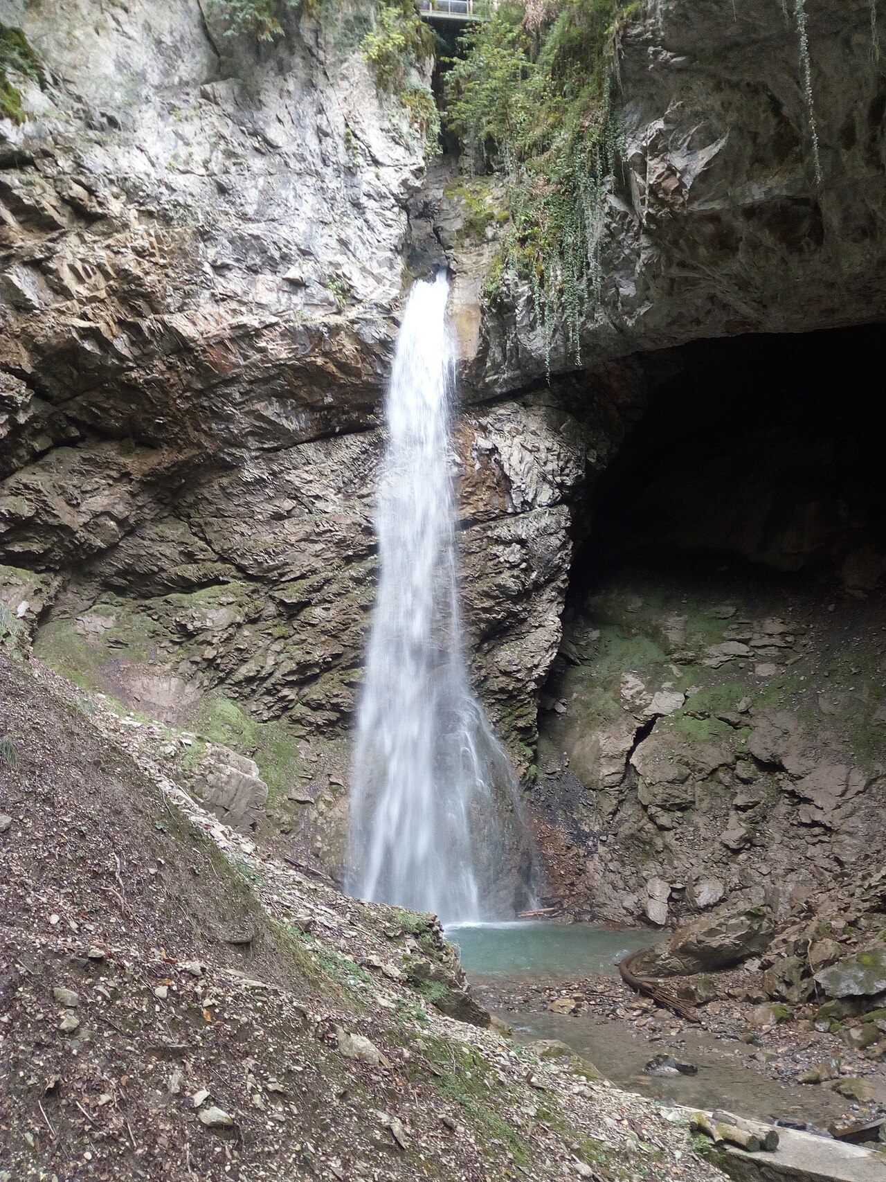 Cascade d'Angon au fond du canyon, accessible par sentier sécurisé, Talloires-Montmin, Haute-Savoie
