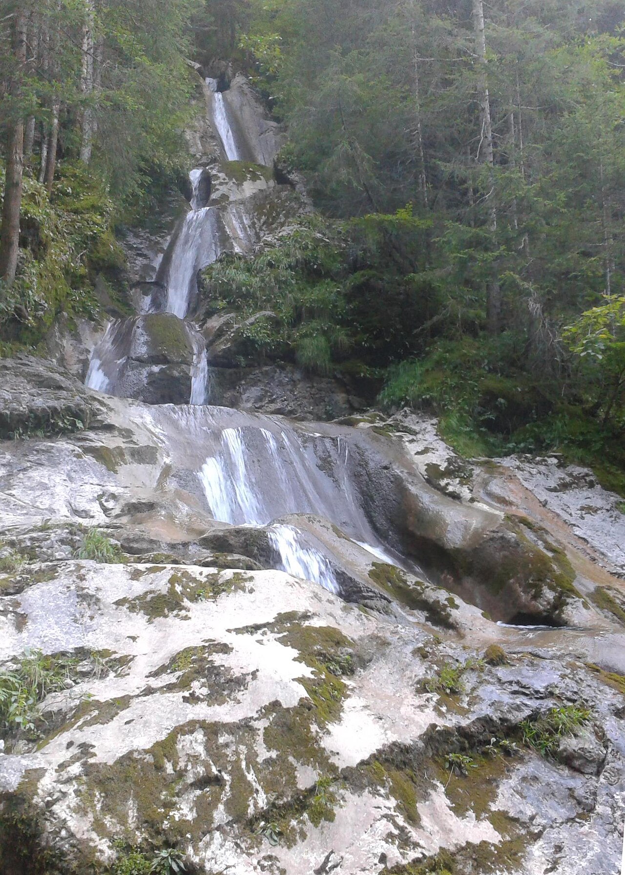 Cascade de la Diomaz et marmites naturelles dans la roche, près du lac de Vallon, Bellevaux, Haute-Savoie