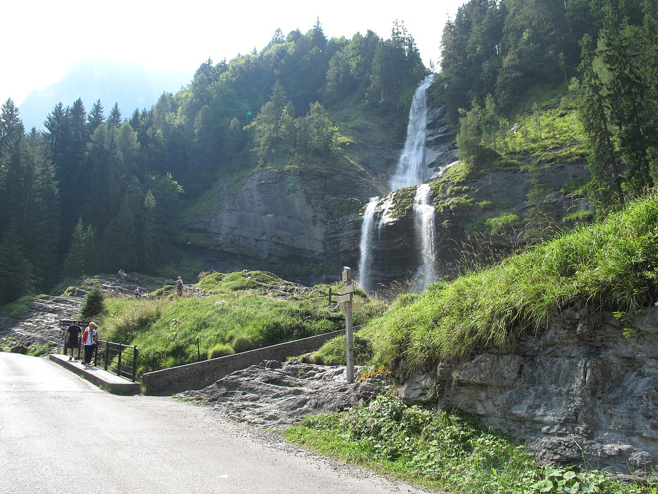 Cascade du Rouget avec ses trois ressauts et débit impressionnant, Vallée du Giffre, Sixt-Fer-à-Cheval, Haute-Savoie