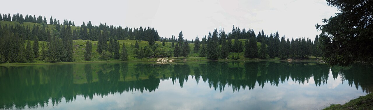 Lac Bénit au pied du massif du Bargy, Mont-Saxonnex, Haute-Savoie