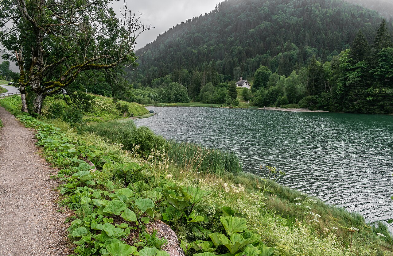 Lac de Vallon au pied du Roc d'Enfer, Bellevaux, Haute-Savoie