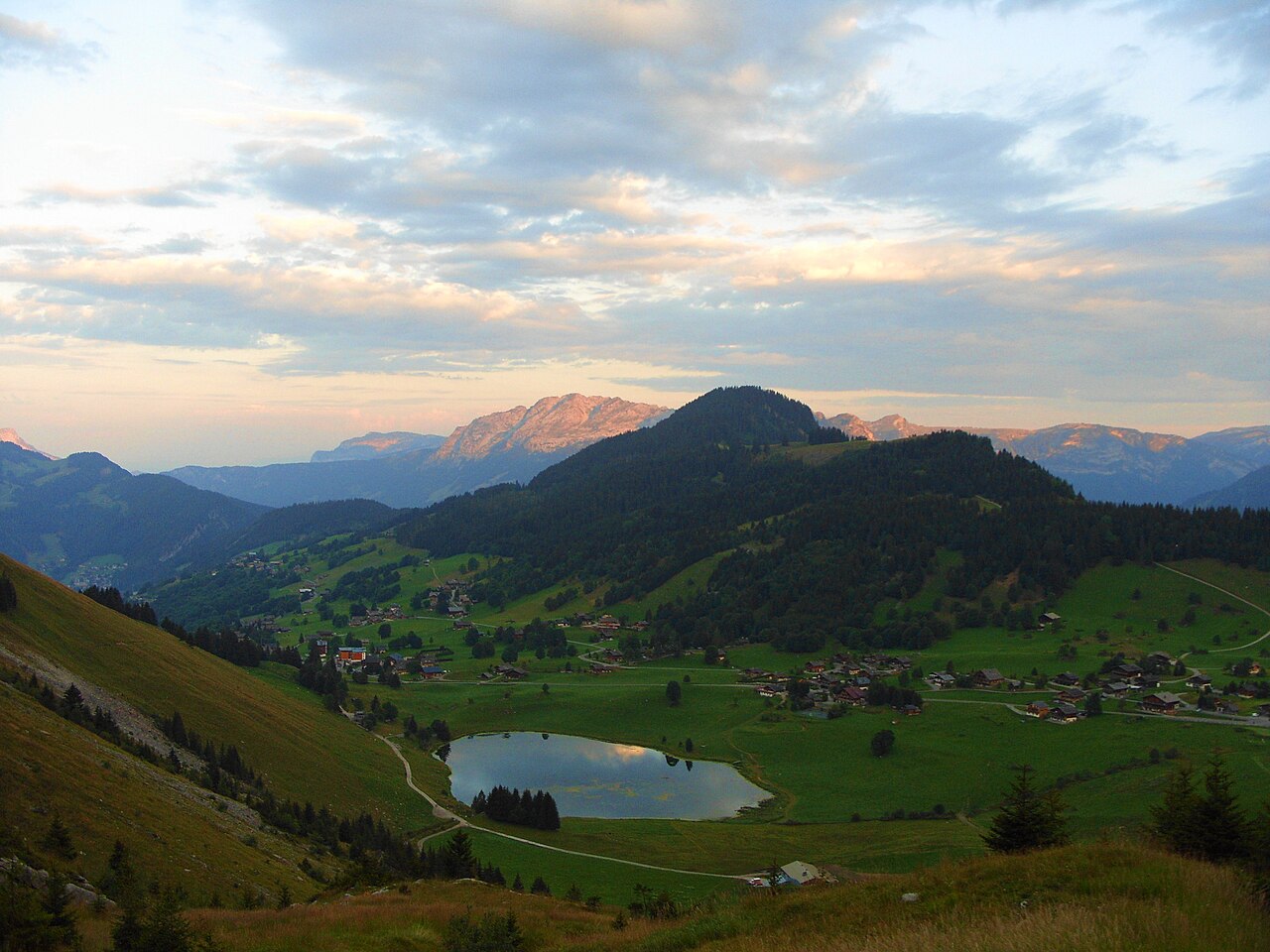 Lac des Confins entouré d'alpages et de la chaîne des Aravis, La Clusaz, Haute-Savoie