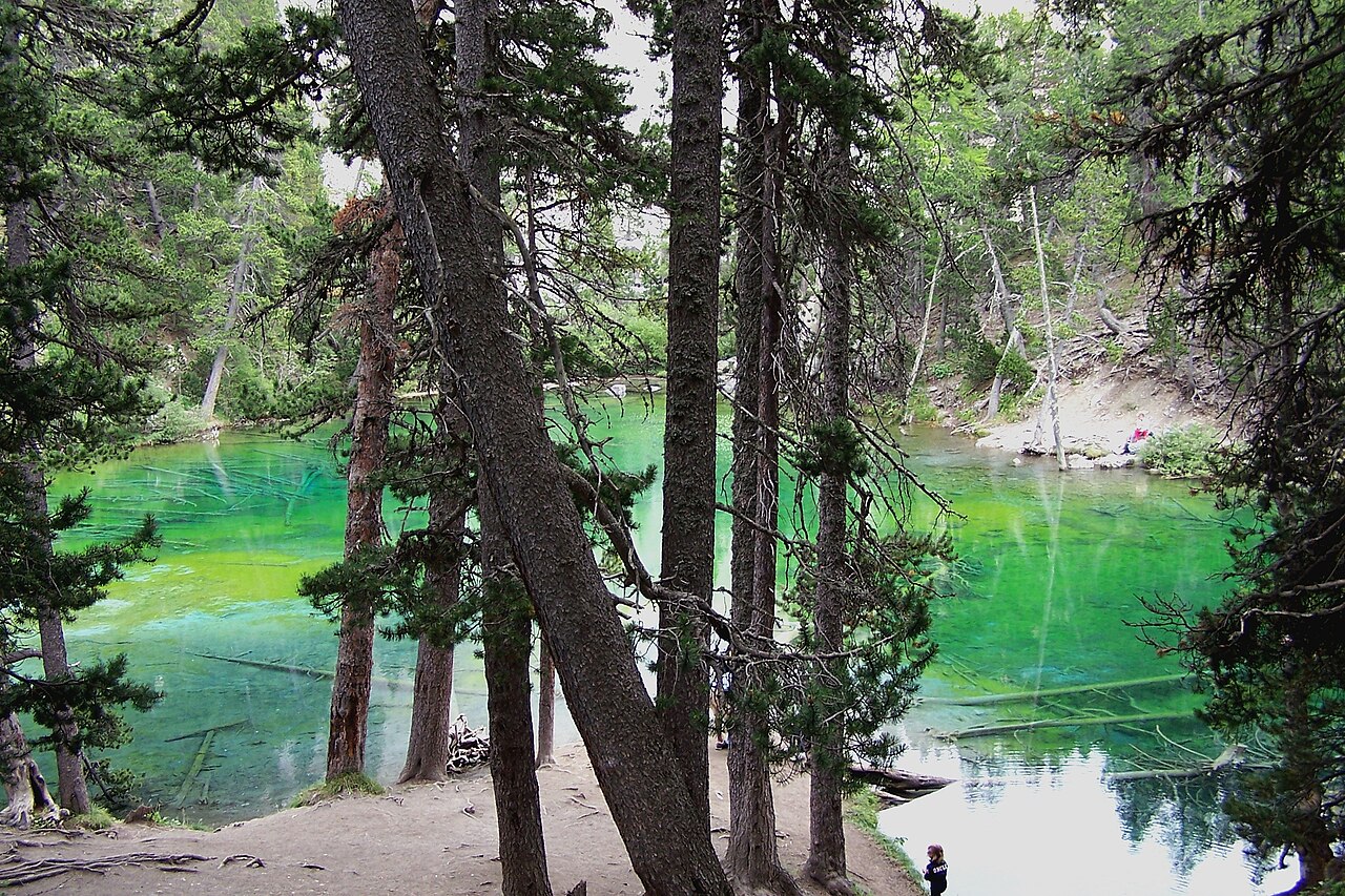 Lac Vert à Passy, aux eaux vert émeraude, face au Mont-Blanc, Haute-Savoie